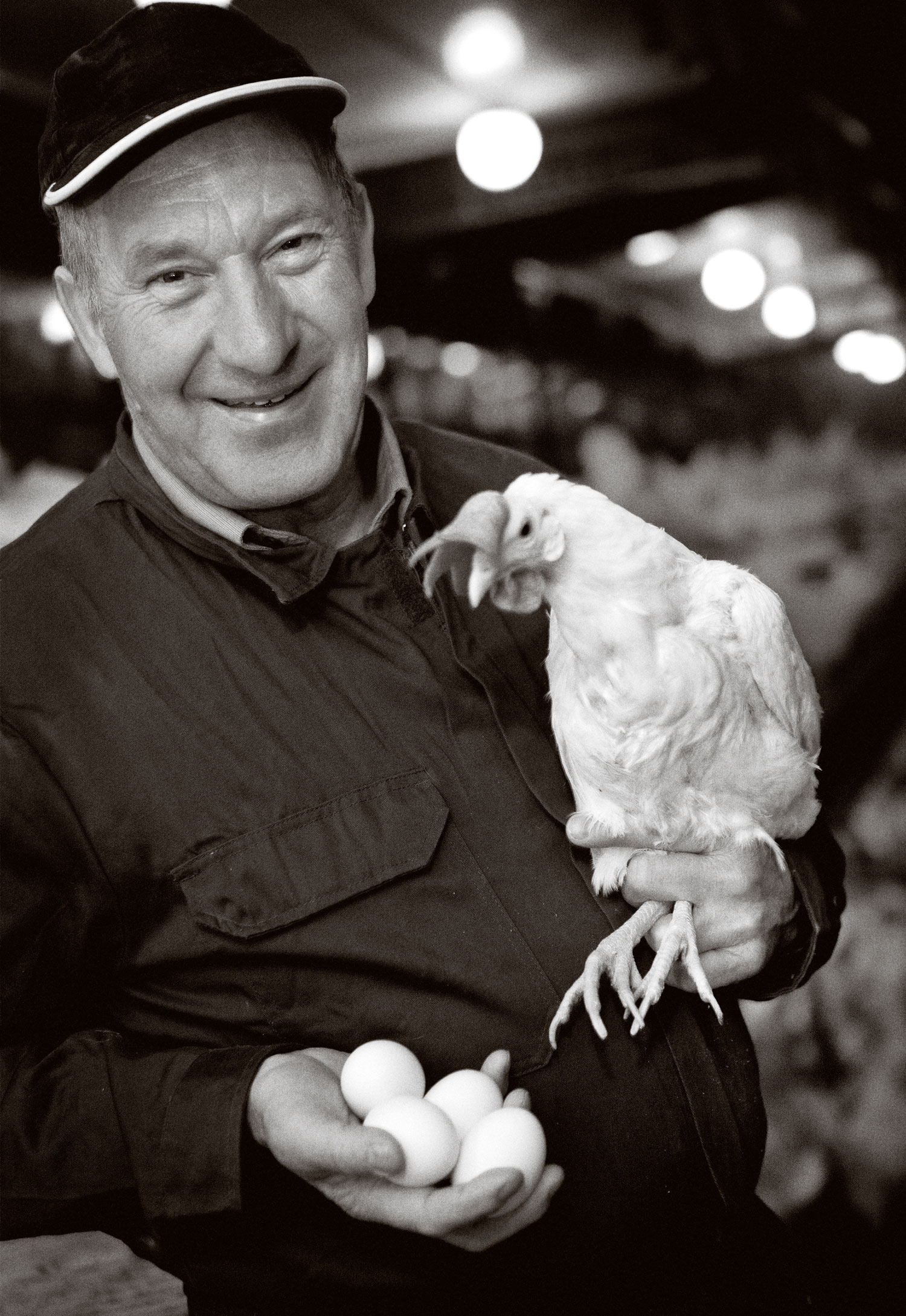 Ingulf Galåen holder ei høne og fire egg.