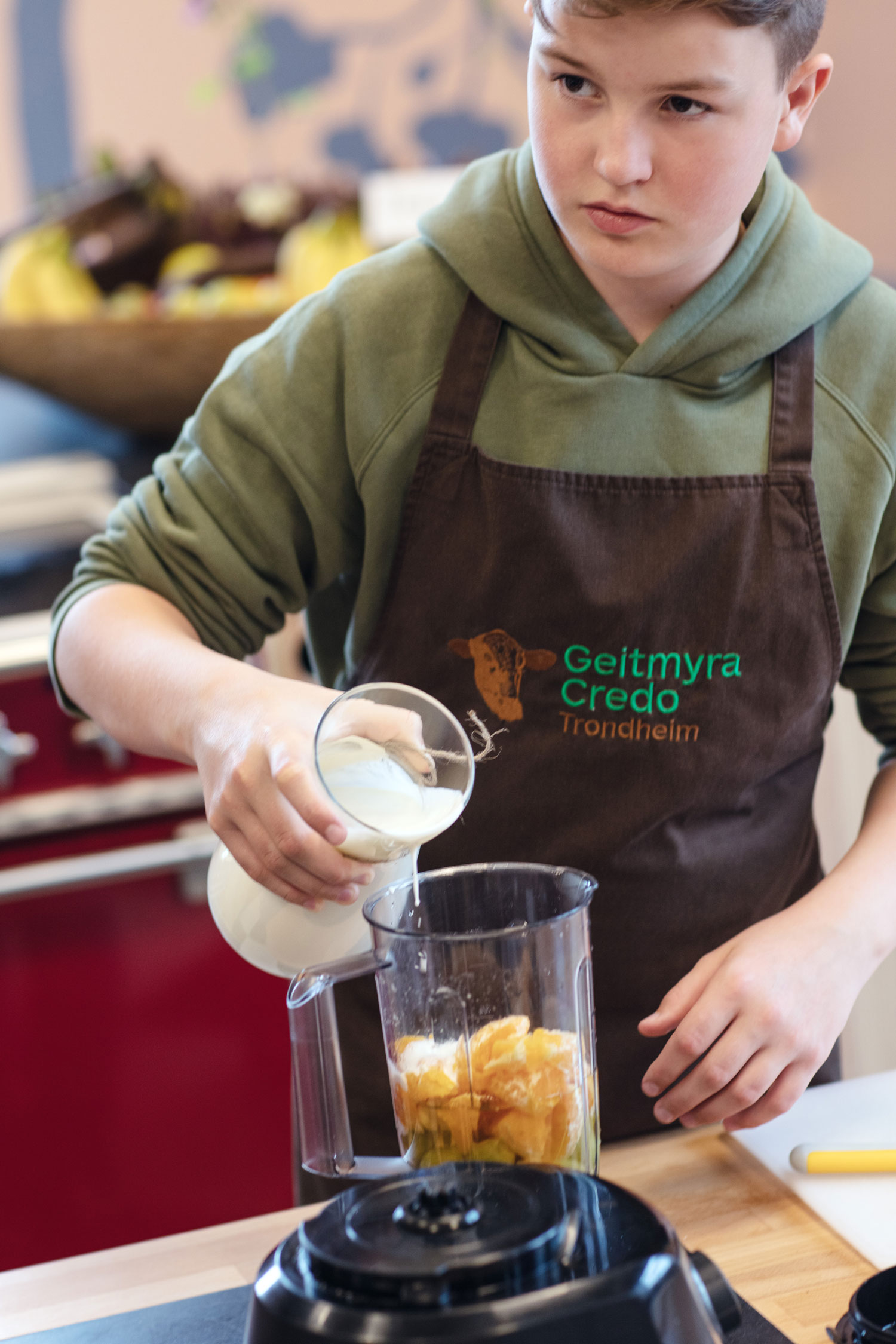 På Geitmyra får elever i barne- og ungdomsskolen lage mat og lære om bærekraftig matmatproduksjon. Foto: Geir Mogen.