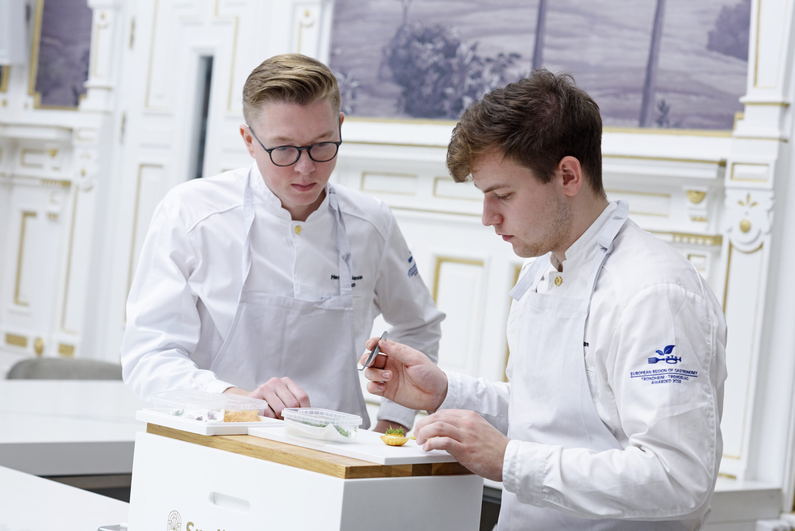 Henrik Falkensten og Espen Laumann er prisvinnende kokker ved Britannia hotell i Trondheim.